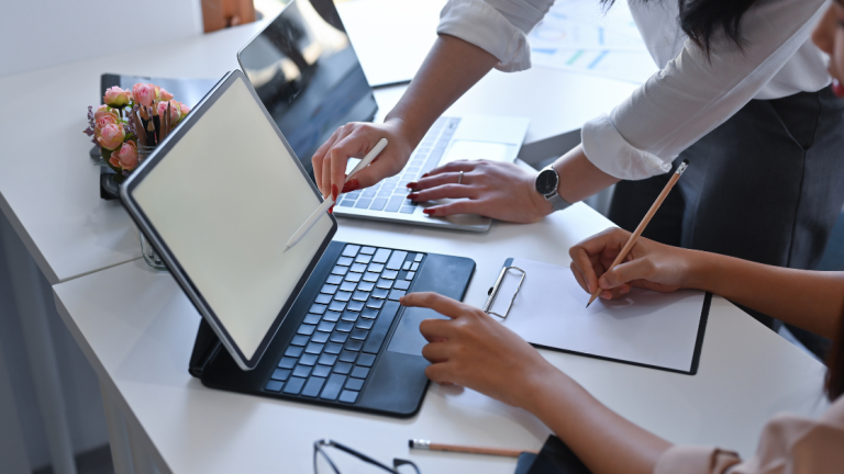 foto przedstawiające konsultacje dwóch osób